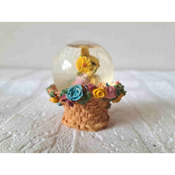 Konijn met bloem in schudbol, kunsthars-glas D6x6.5cm - dierfiguren