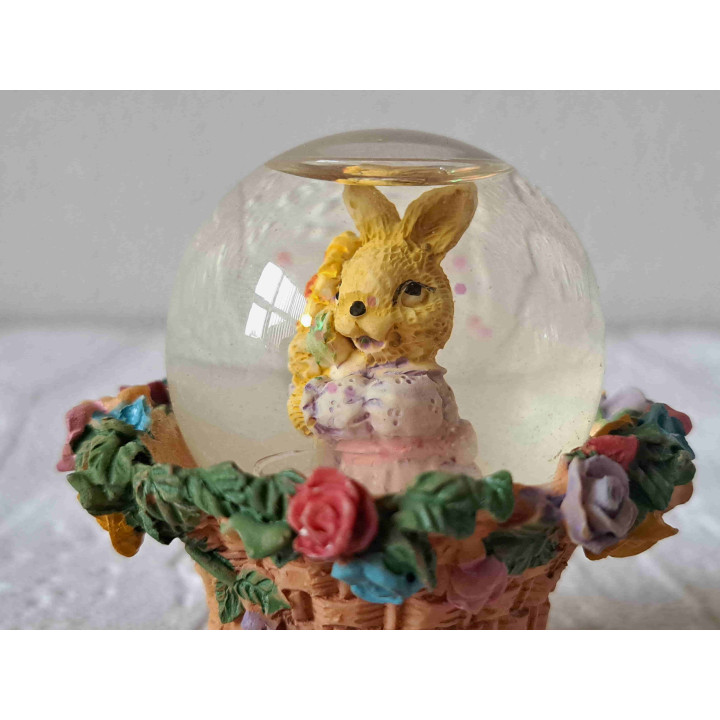 Konijn met bloem in schudbol, kunsthars-glas D6x6.5cm - dierfiguren