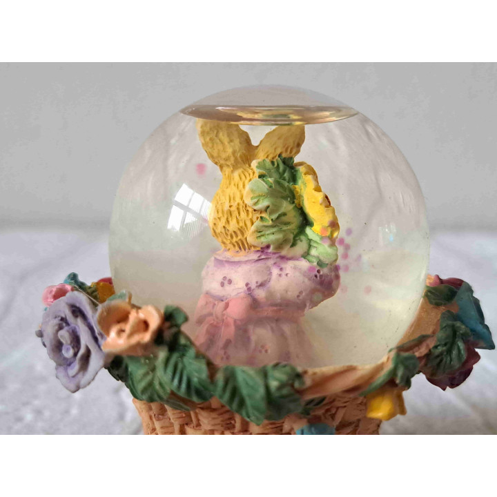 Konijn met bloem in schudbol, kunsthars-glas D6x6.5cm - dierfiguren