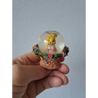 Konijn met bloem in schudbol, kunsthars-glas D6x6.5cm