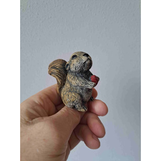 Eekhoorn met dennenappel tussen poot, kunsthars 6x4x6.5cm