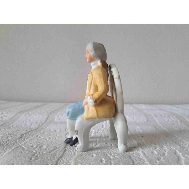 Edelman op een stoel, porselein 4.5x5x10cm - beeldjes