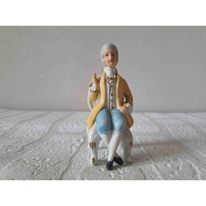 Edelman op een stoel, porselein 4.5x5x10cm - beeldjes