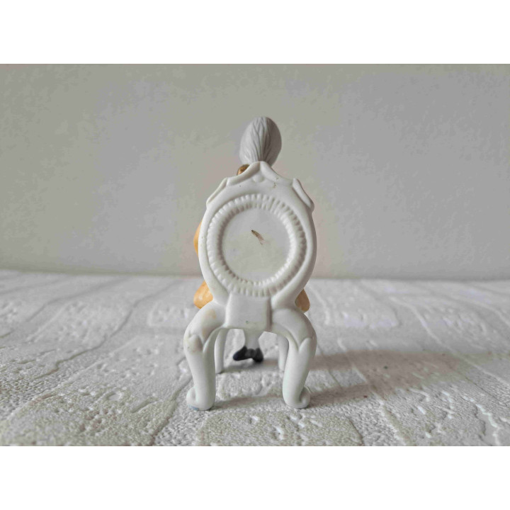 Edelman op een stoel, porselein 4.5x5x10cm - beeldjes