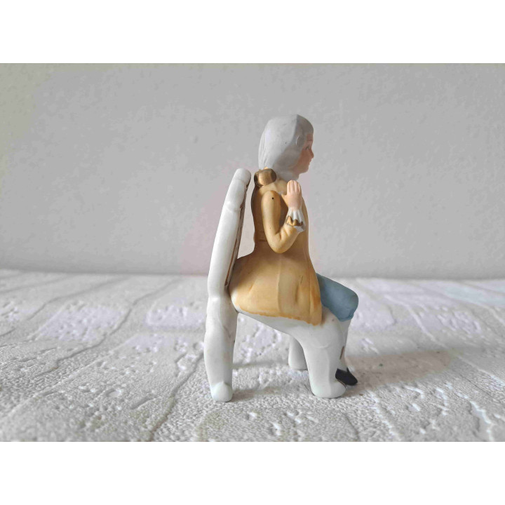 Edelman op een stoel, porselein 4.5x5x10cm - beeldjes