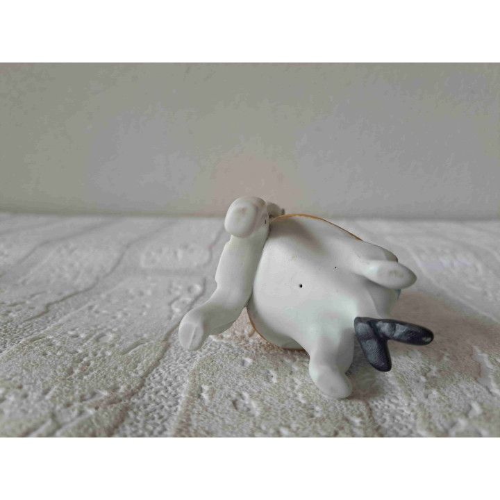 Edelman op een stoel, porselein 4.5x5x10cm - beeldjes