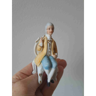 Edelman op een stoel, porselein 4.5x5x10cm