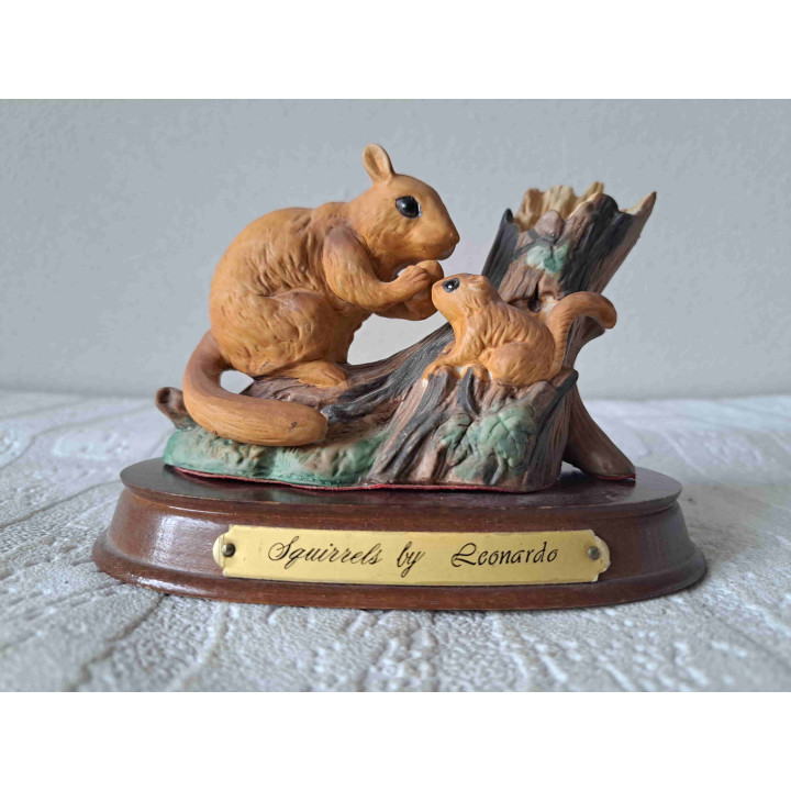 Eekhoorn met jong en boomstronk, porselein-hout 15x9x12cm - dierfiguren