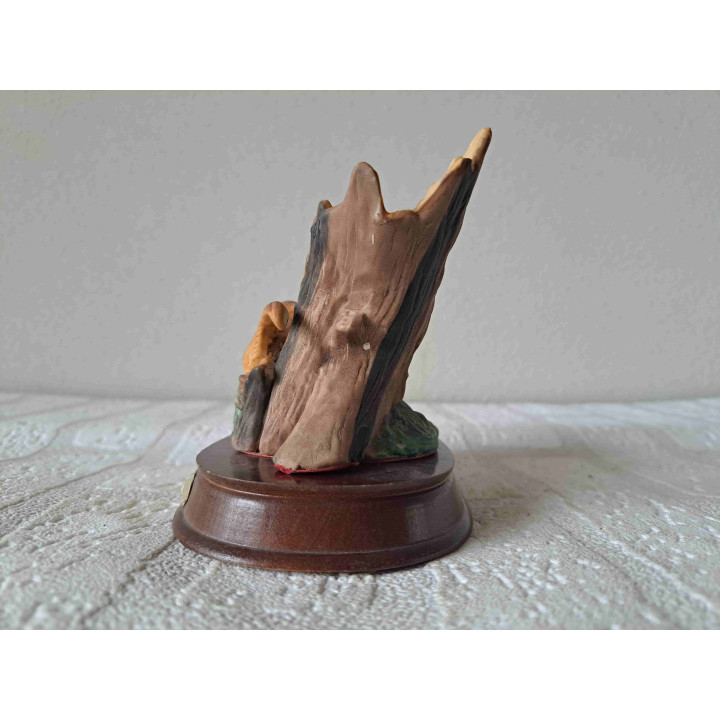 Eekhoorn met jong en boomstronk, porselein-hout 15x9x12cm - dierfiguren