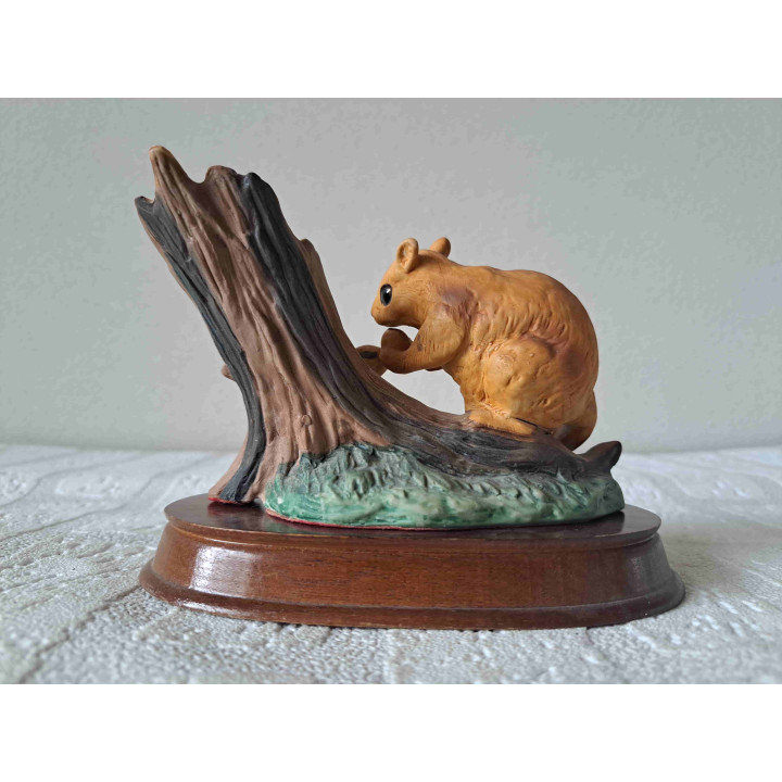 Eekhoorn met jong en boomstronk, porselein-hout 15x9x12cm - dierfiguren