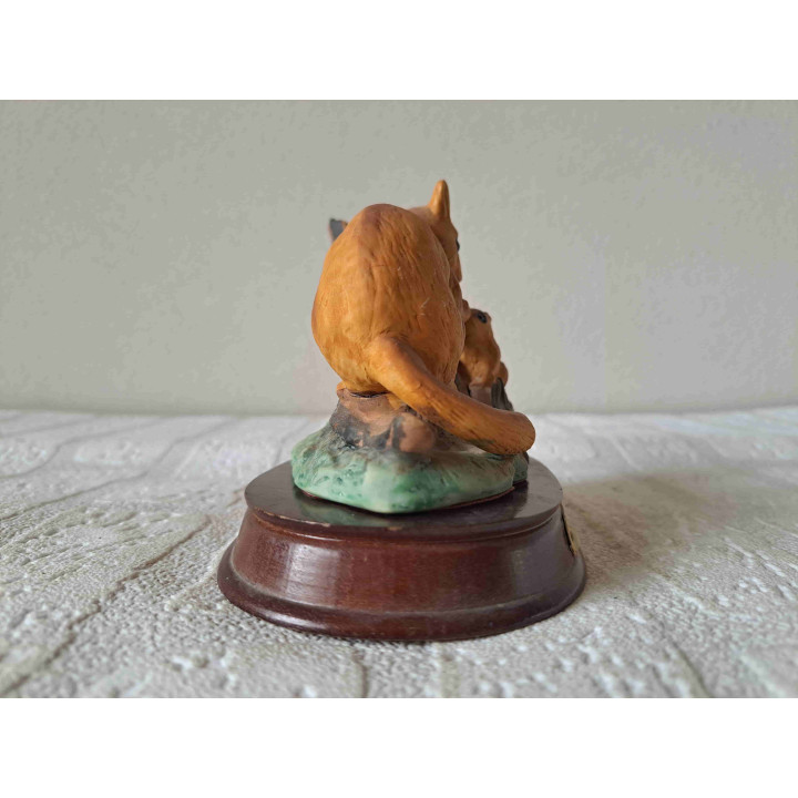 Eekhoorn met jong en boomstronk, porselein-hout 15x9x12cm - dierfiguren