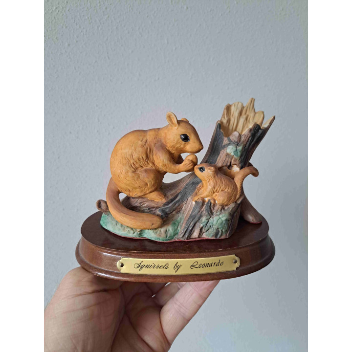 Eekhoorn met jong en boomstronk, porselein-hout 15x9x12cm