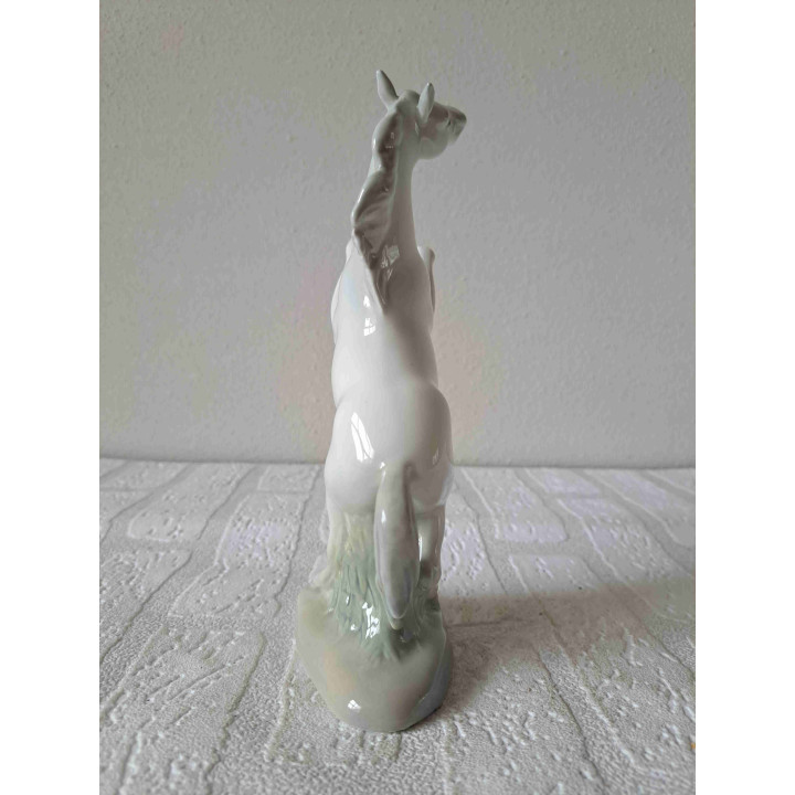 Steigerend paard van Valencia Porcelain, porselein 16x5x21cm - dierfiguren