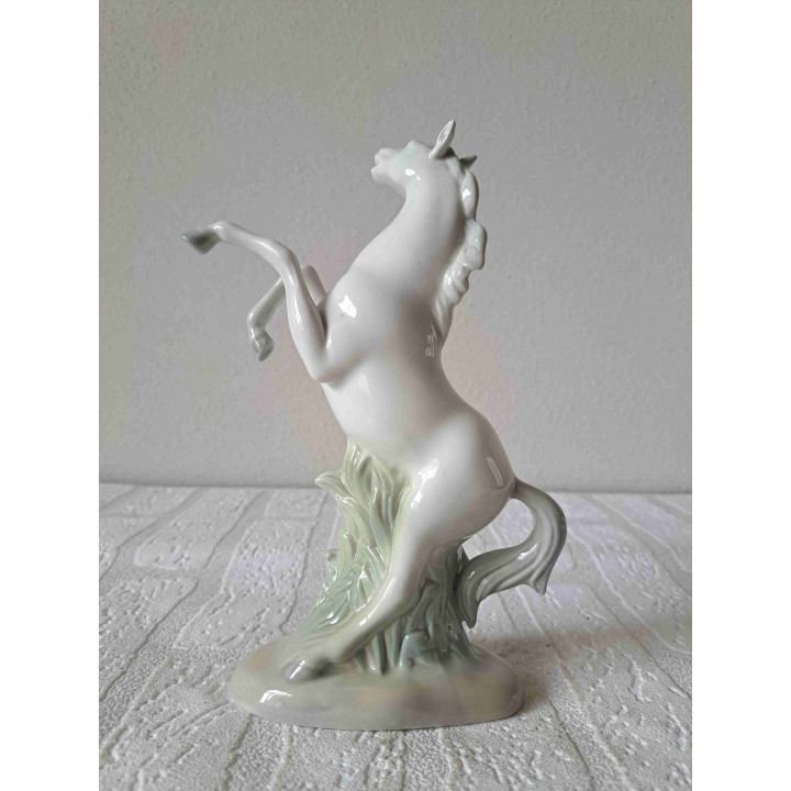 Steigerend paard van Valencia Porcelain, porselein 16x5x21cm - dierfiguren