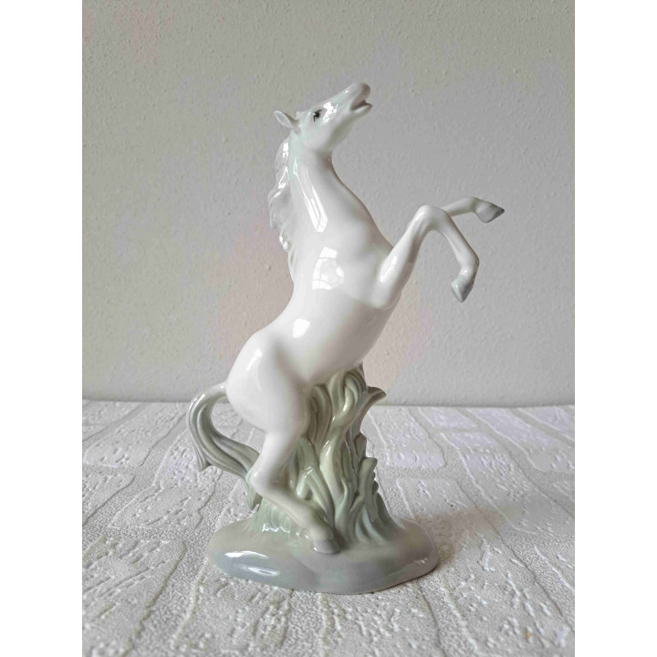 Steigerend paard van Valencia Porcelain, porselein 16x5x21cm - dierfiguren