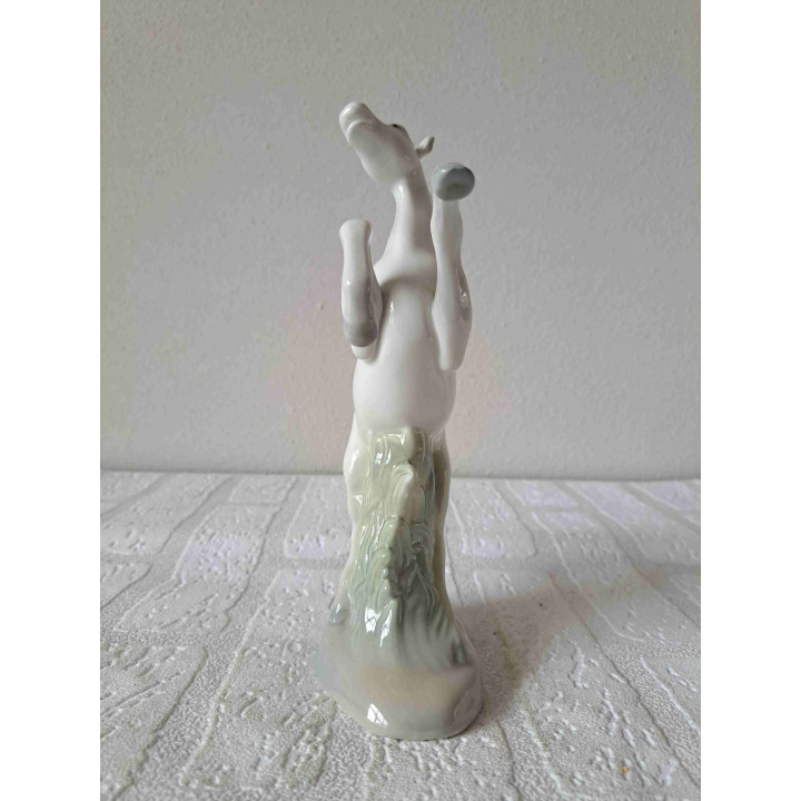 Steigerend paard van Valencia Porcelain, porselein 16x5x21cm - dierfiguren
