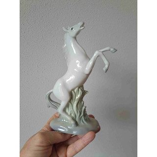 Steigerend paard van Valencia Porcelain, porselein 16x5x21cm