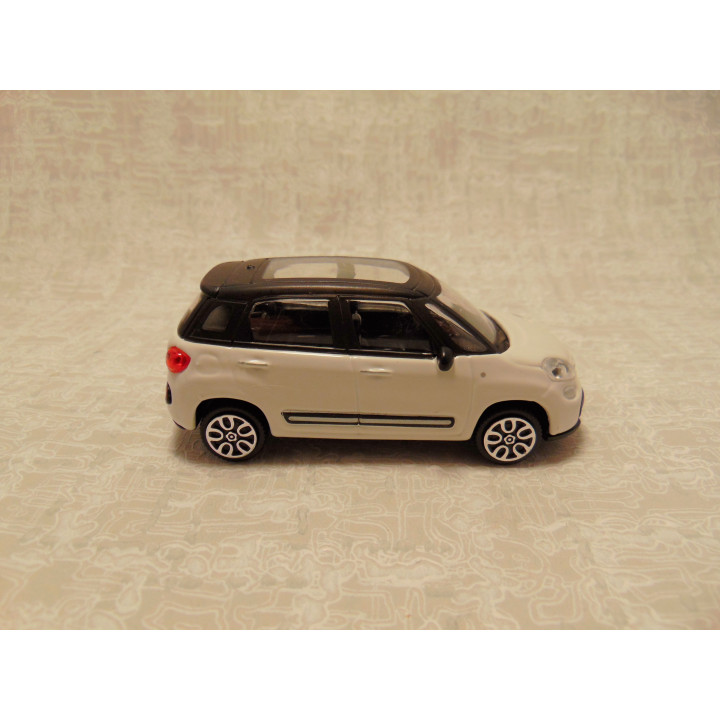 Fiat 500L sedan Bburago 1:43 wit