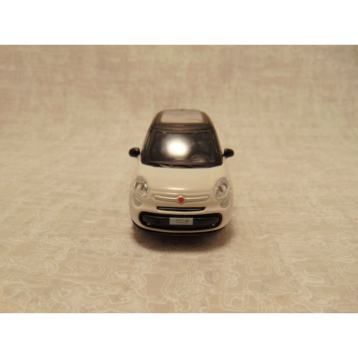 Fiat 500L sedan Bburago 1:43 wit