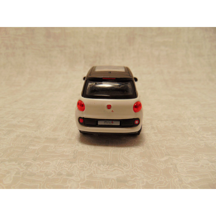 Fiat 500L sedan Bburago 1:43 wit