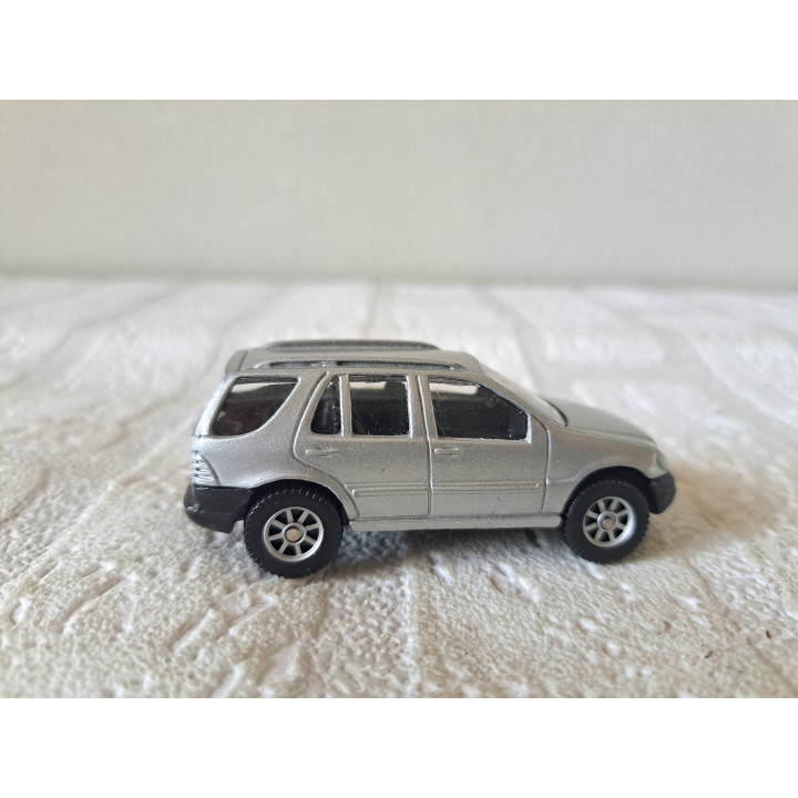 Mercedes Benz ML 320 1:64 Maisto - modelauto