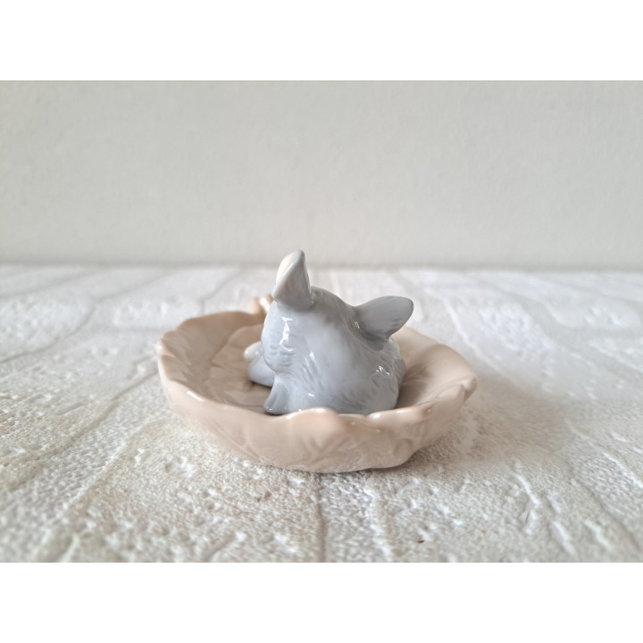 Jong hert Kalf slaapt op blad, porselein 10x7.5x4.5cm - dierfiguren