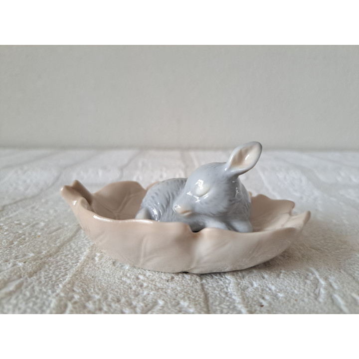 Jong hert Kalf slaapt op blad, porselein 10x7.5x4.5cm - dierfiguren