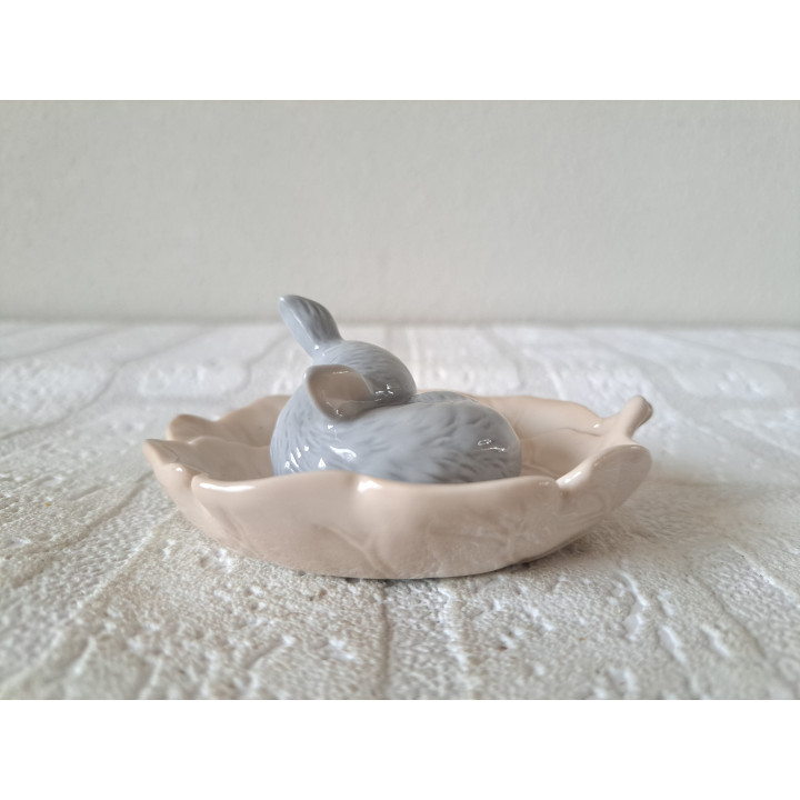 Jong hert Kalf slaapt op blad, porselein 10x7.5x4.5cm - dierfiguren