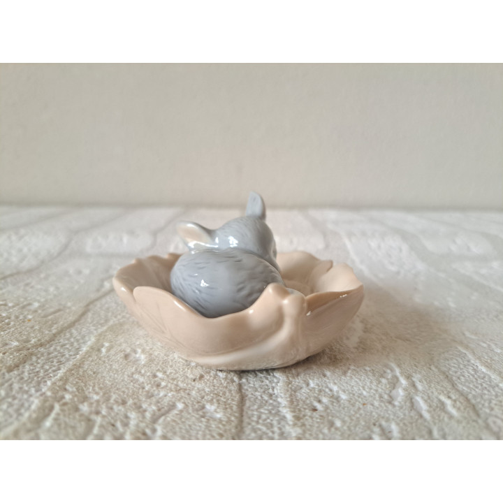 Jong hert Kalf slaapt op blad, porselein 10x7.5x4.5cm - dierfiguren