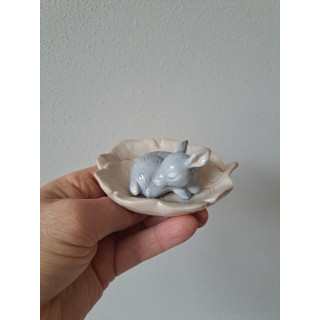 Jong hert Kalf slaapt op blad, porselein 10x7.5x4.5cm