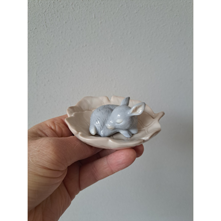 Jong hert Kalf slaapt op blad, porselein 10x7.5x4.5cm