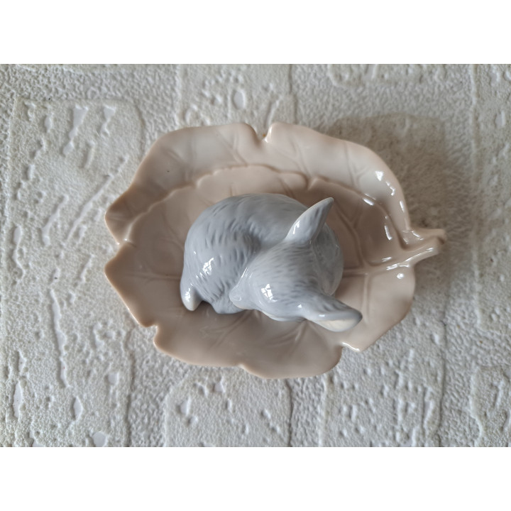Jong hert Kalf slaapt op blad, porselein 10x7.5x4.5cm - dierfiguren