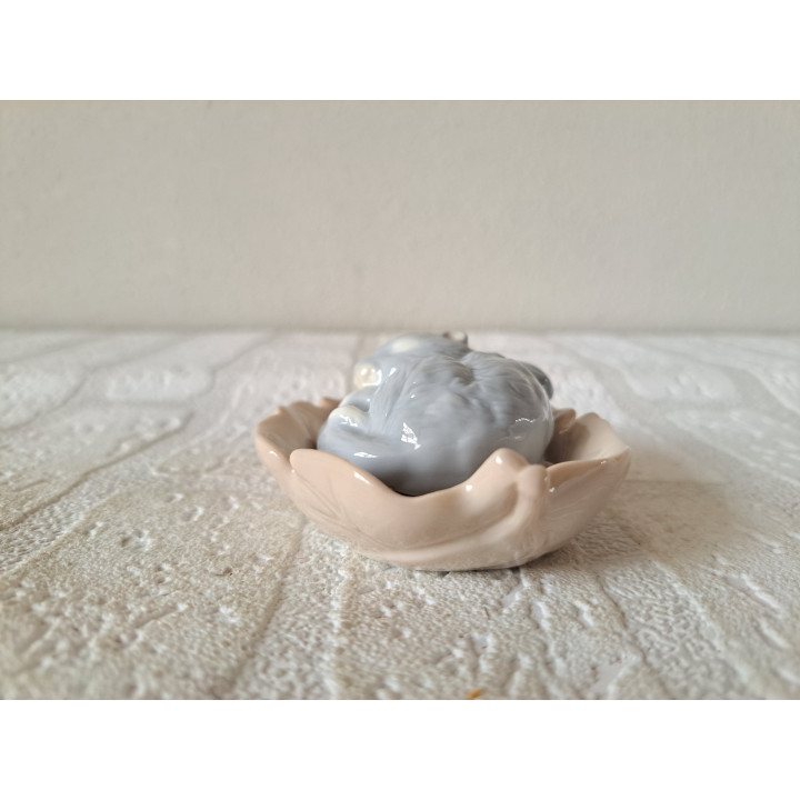 Eekhoorn slaapt op blad, porselein 10x7.5x4.5cm - dierfiguren