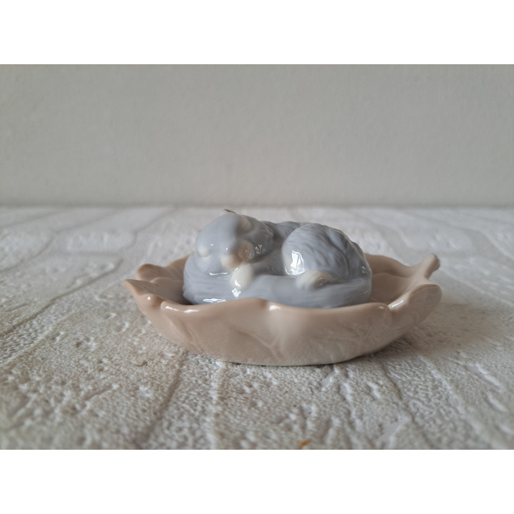 Eekhoorn slaapt op blad, porselein 10x7.5x4.5cm - dierfiguren