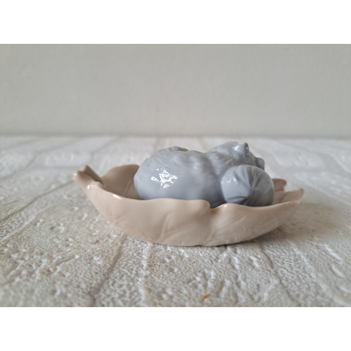 Eekhoorn op blad, porselein 10x7.5x4.5cm Harvey Knox - dierfiguren