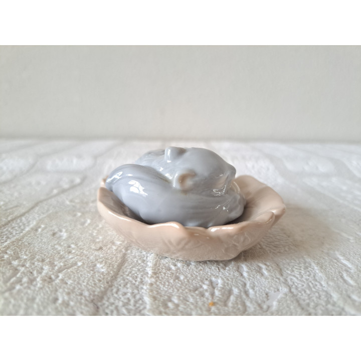 Eekhoorn slaapt op blad, porselein 10x7.5x4.5cm - dierfiguren
