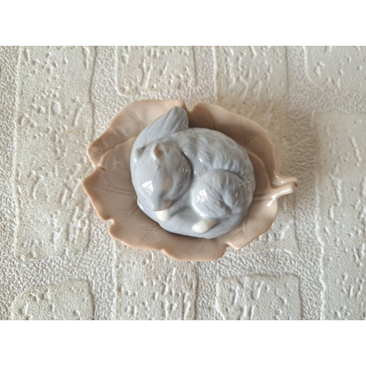 Eekhoorn slaapt op blad, porselein 10x7.5x4.5cm - dierfiguren