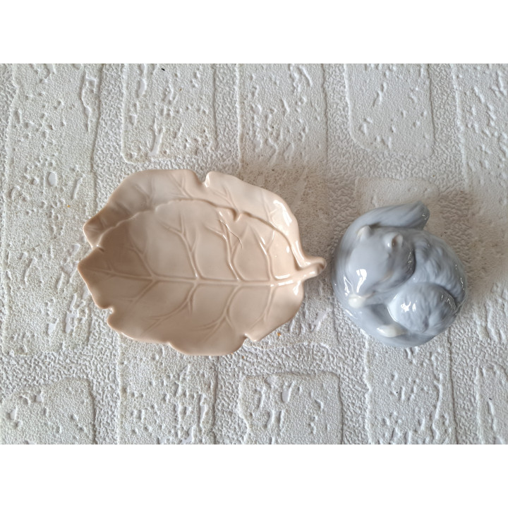 Eekhoorn op blad, porselein 10x7.5x4.5cm Harvey Knox - dierfiguren