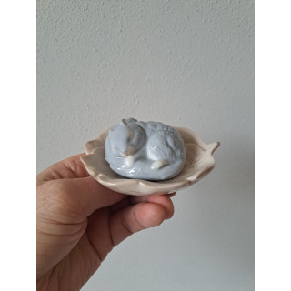 Eekhoorn op blad, porselein 10x7.5x4.5cm Harvey Knox