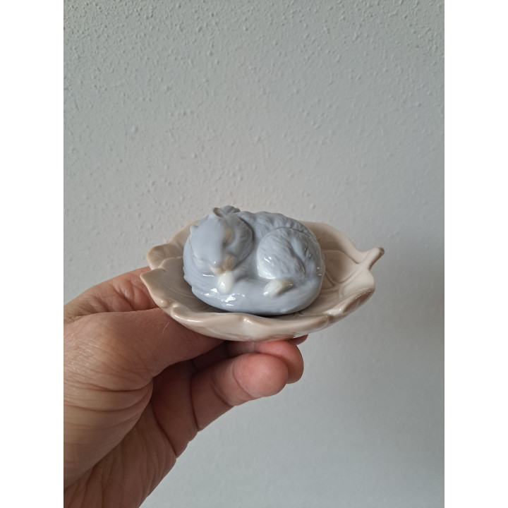 Eekhoorn slaapt op blad, porselein 10x7.5x4.5cm