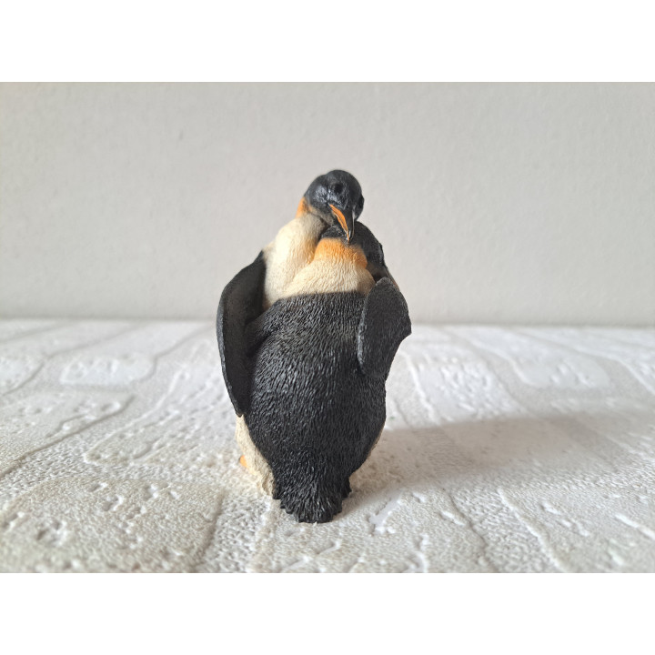 Knuffelende Pinguins Kunsthars Castagna beeld kopen
