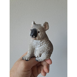 Rechtzittend koala, kunsthars 9x7x11cm
