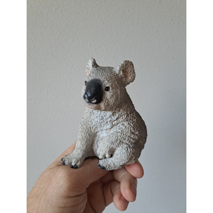 Rechtzittend koala, kunsthars 9x7x11cm