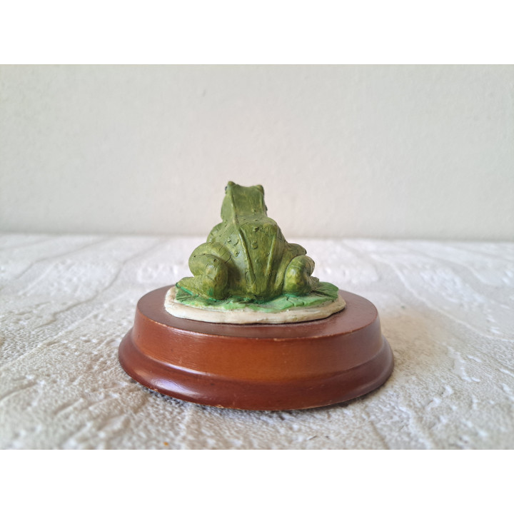 Groene kikker, kunsthars op een houten plateau D9x6cm - dierfiguren