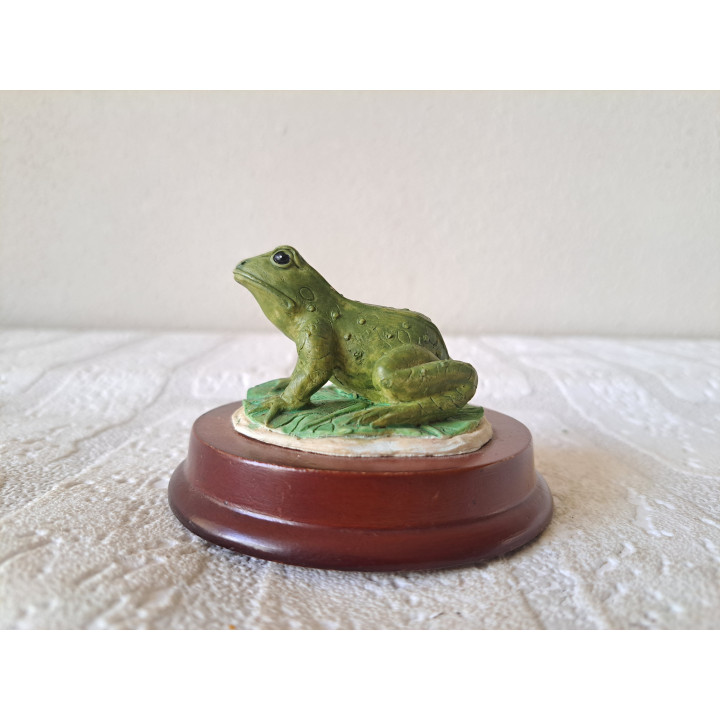 Groene kikker, kunsthars op een houten plateau D9x6cm - dierfiguren