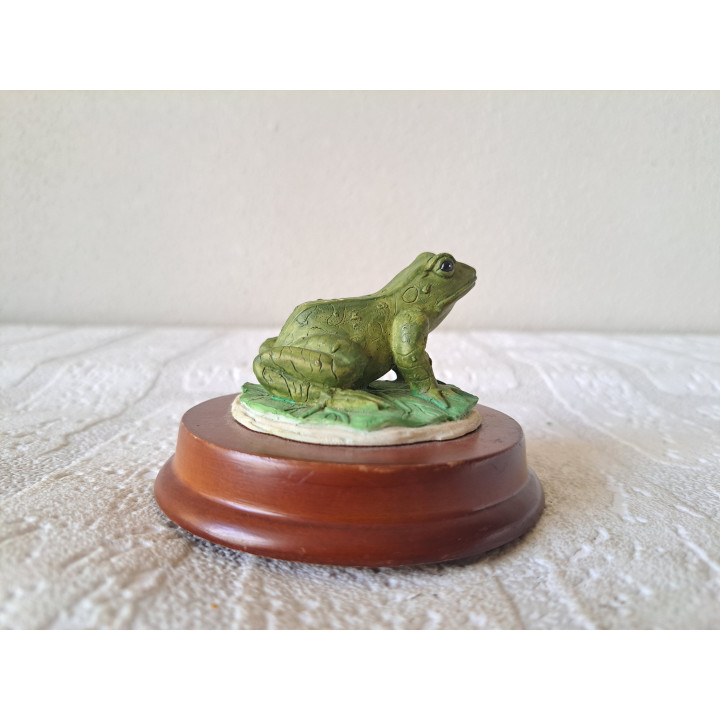 Groene kikker, kunsthars op een houten plateau D9x6cm - dierfiguren