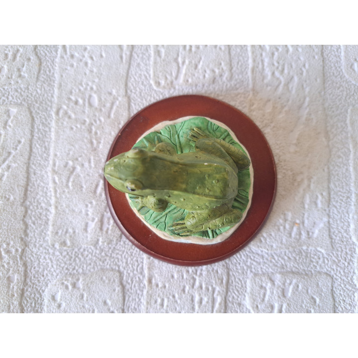 Groene kikker, kunsthars op een houten plateau D9x6cm - dierfiguren