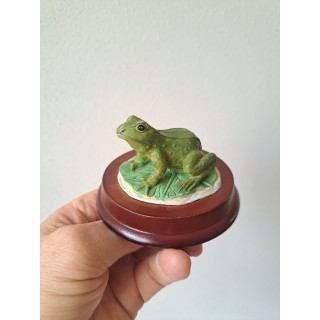 Groene kikker, kunsthars op een houten plateau D9x6cm
