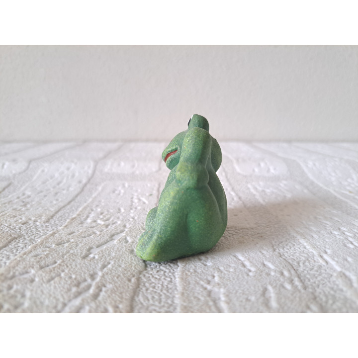 Liggende groene kikker, aardewerk 5.5x3.5x5.5cm