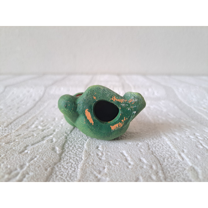 Liggende groene kikker, aardewerk 5.5x3.5x5.5cm